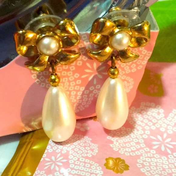 🆑🫧 CLEARANCE!🏷️ Gold-tone Ribbon and Faux Pearl Earrings Vintage - Picture 10 of 16